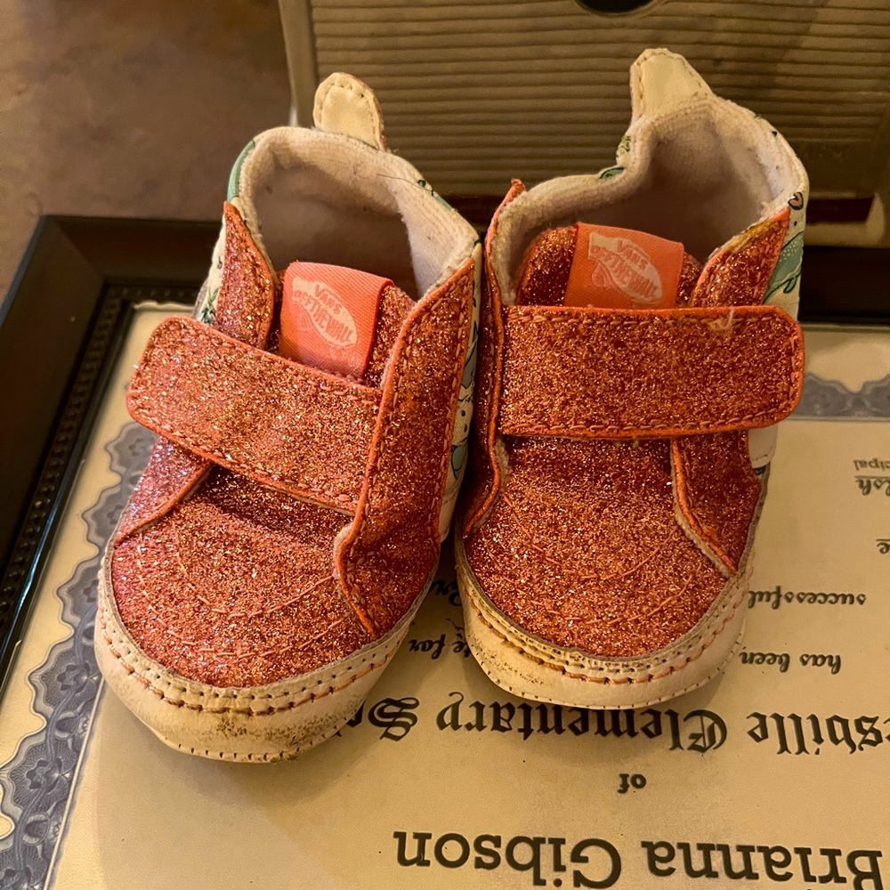 Vans baby girl shoes. Very light wear. For 0-12 months.